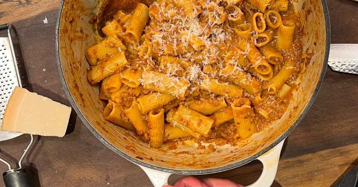 Μακαρόνια με κιμά σε πιάτο