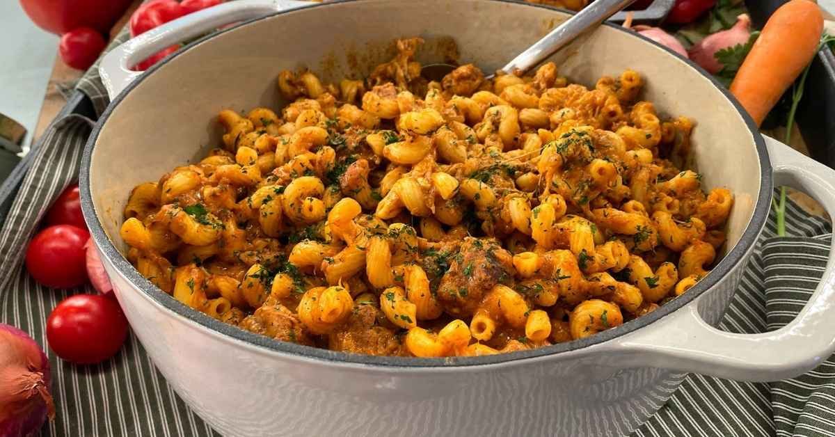 Μοσχαράκι κοκκινιστό σε κόκκινη σάλτσα