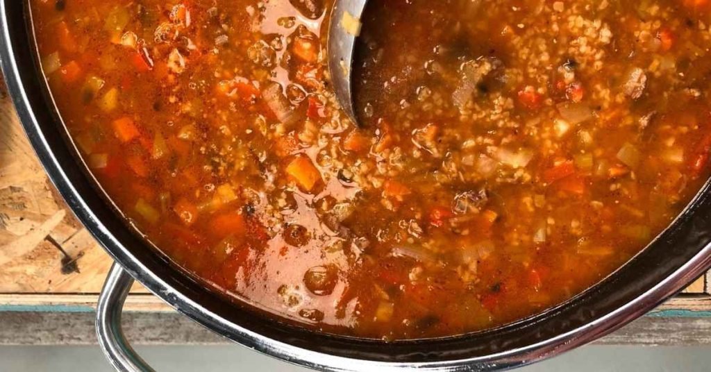 Μοσχαρόσουπα με λαχανικά σε βαθύ πιάτο