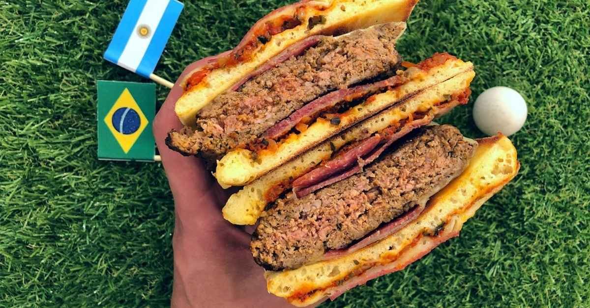 Πίτσα μπέργκερ με τυρί και λαχανικά σε πιάτο