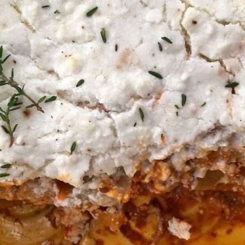 Πιάτο με κανελόνια στο φούρνο και σάλτσα