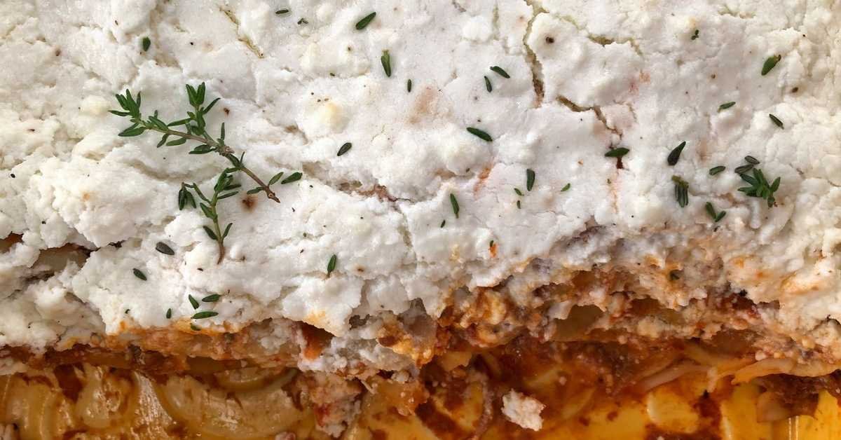 Πιάτο με κανελόνια στο φούρνο και σάλτσα