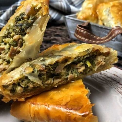 Πιτάκια με αρνί και σπανάκι σε πιατέλα