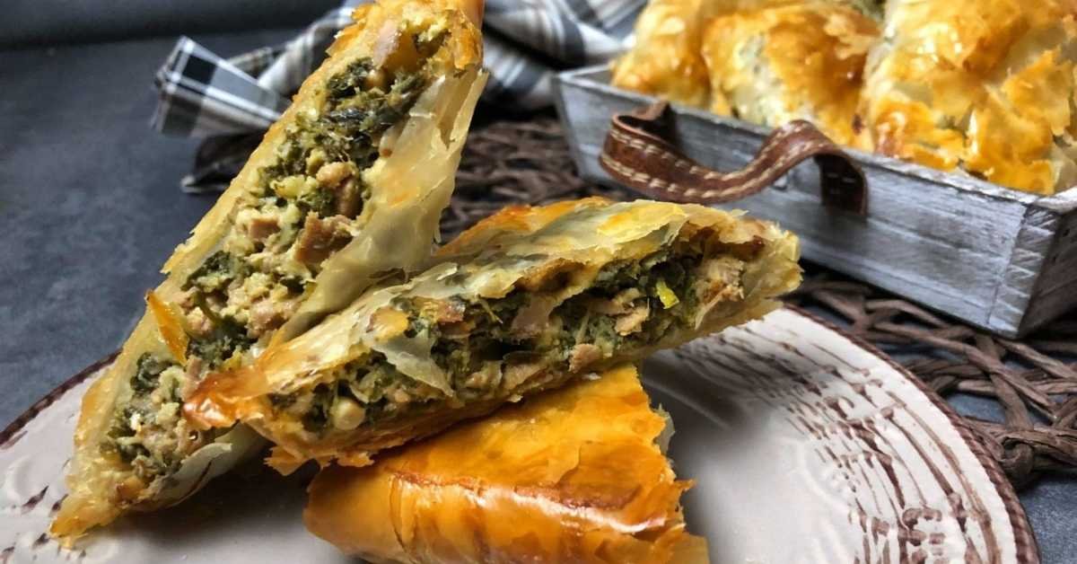 Πιτάκια με αρνί και σπανάκι σε πιατέλα