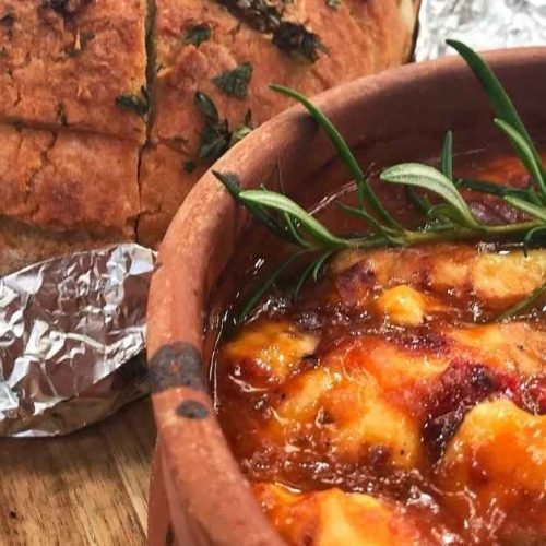 Ποτήρι με τυρόψωμο μυρωδικών δίπλα στο μοσχαράκι