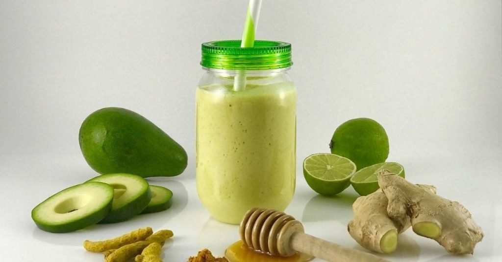 Πράσινο smoothie με αβοκάντο και γάλα καρύδας