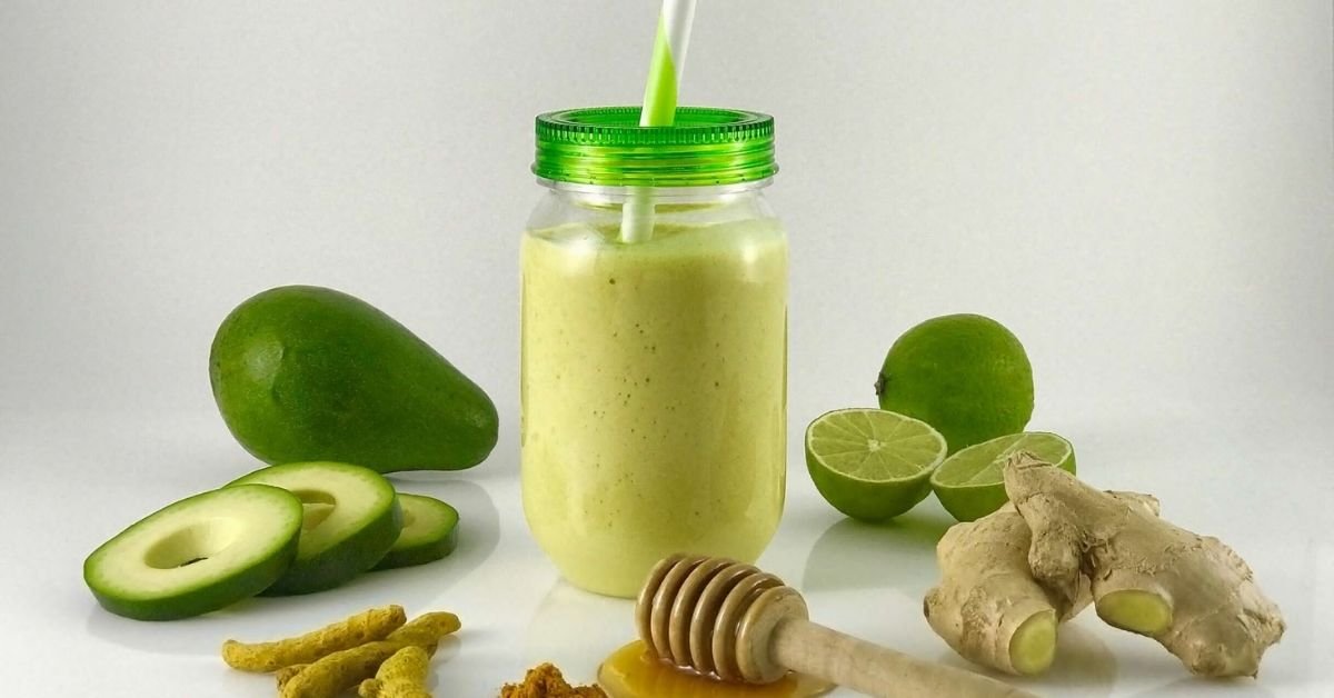 Πράσινο smoothie με αβοκάντο και γάλα καρύδας
