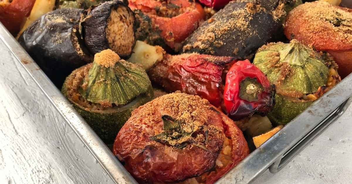 Σερβιρισμένα γεμιστά με σάλτσα ντομάτας