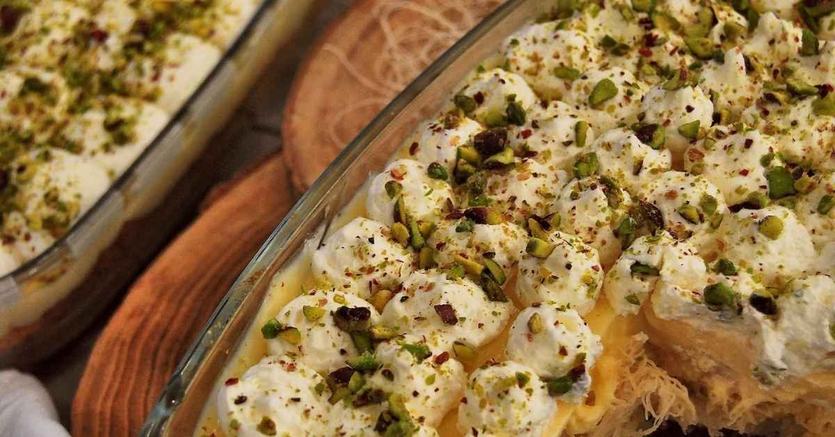 Σιρόπι να ρέει πάνω σε Εκμέκ Καταΐφι