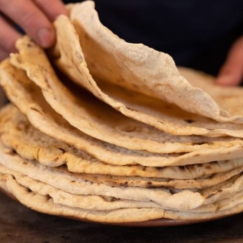 Σπιτικές αραβικές πίτες ζεστές σε πιατέλα