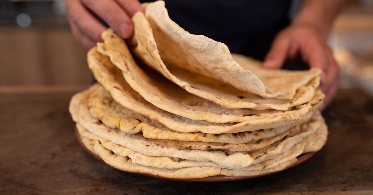 Σπιτικές αραβικές πίτες ζεστές σε πιατέλα