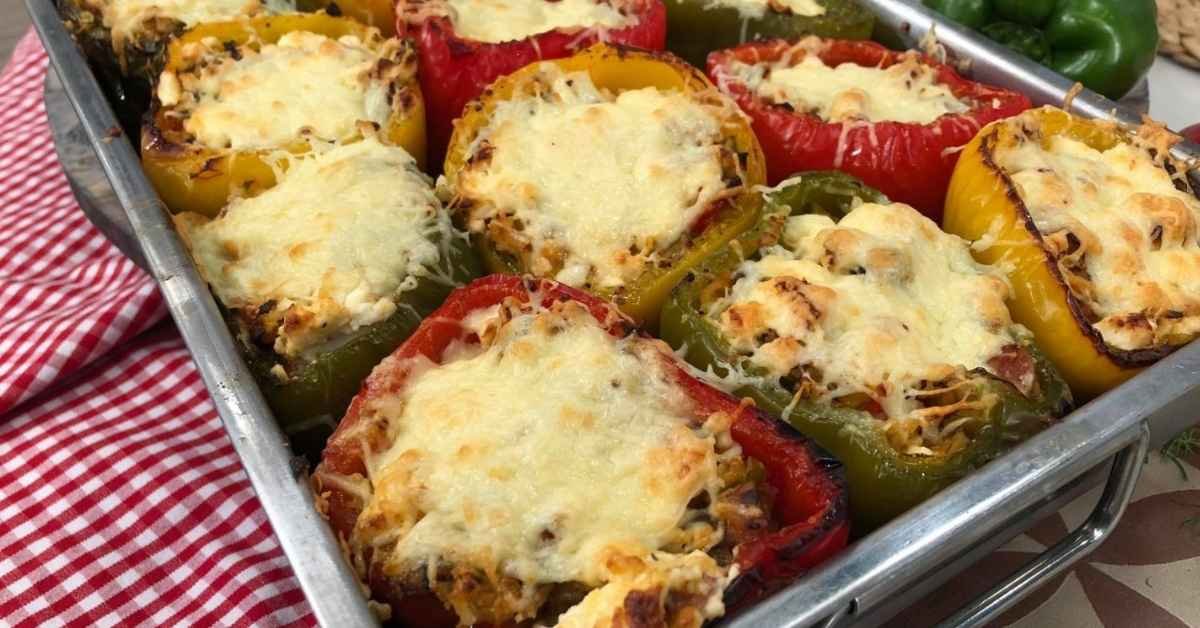 Σπιτικές πιπεριές γεμιστές με λουκάνικο