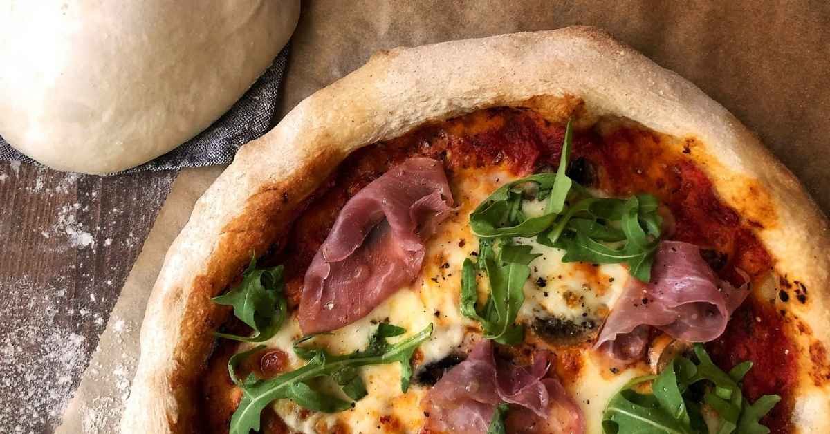 Σπιτική πίτσα με ρόκα και αλλαντικά