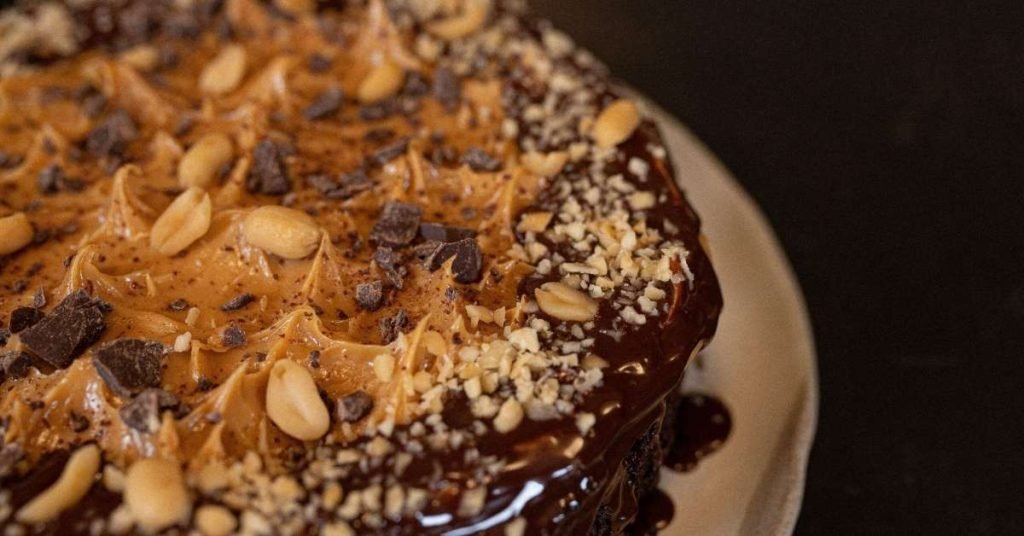 Σπιτικό vegan κέικ σοκολάτας σε πιάτο