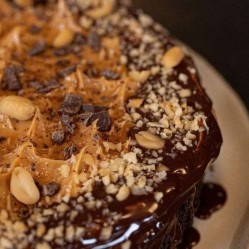 Σπιτικό vegan κέικ σοκολάτας σε πιάτο