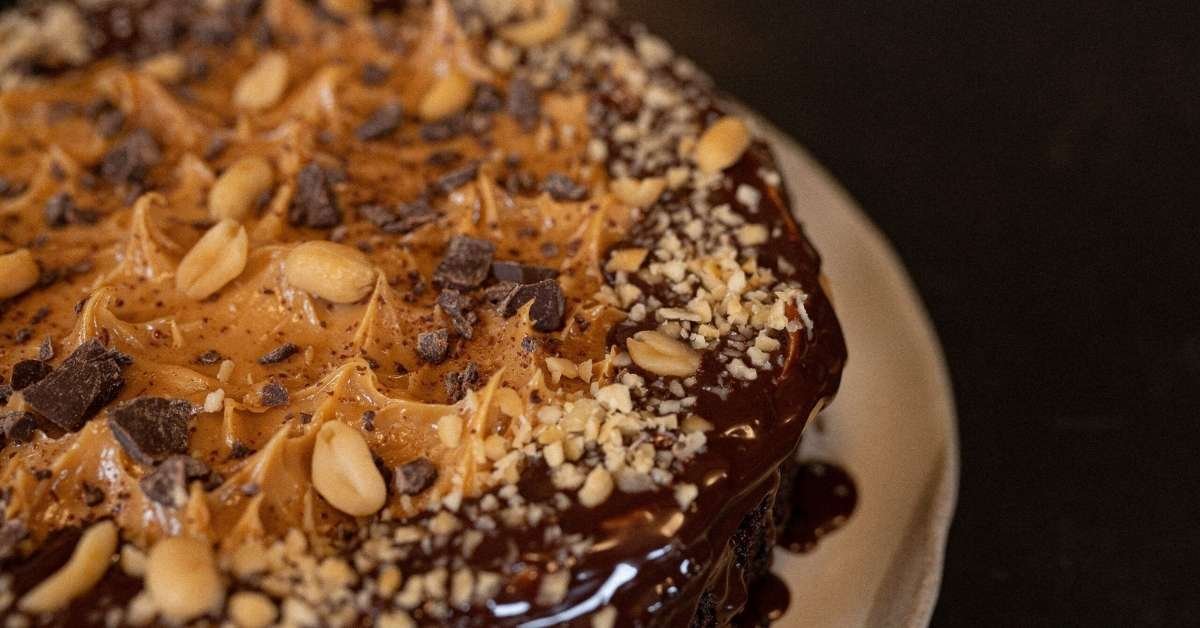 Σπιτικό vegan κέικ σοκολάτας σε πιάτο