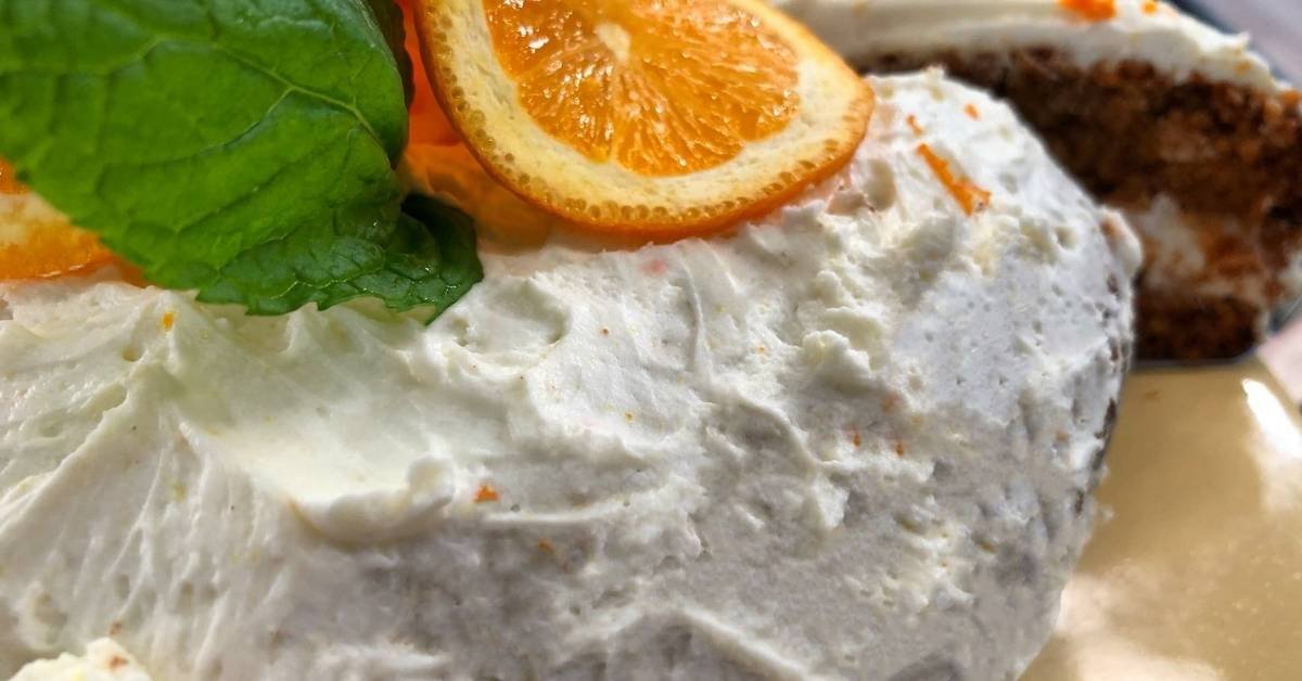 Σπιτικό κέικ βρώμης πορτοκάλι με στρώση κρέμας
