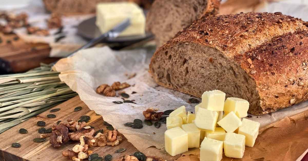 Σπιτικό ψωμί ολικής άλεσης με τραγανή κόρα