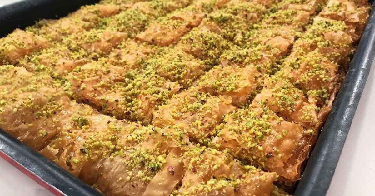 Σπιτικός μπακλαβάς με καρύδια και μέλι