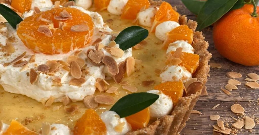 Τάρτα με μανταρίνι και αμύγδαλο σε πιάτο