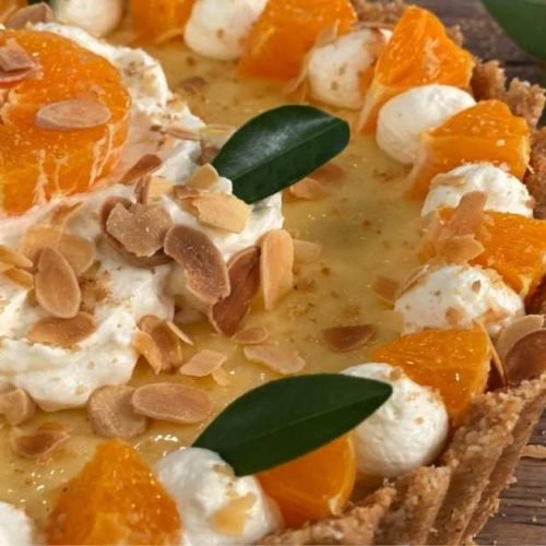 Τάρτα με μανταρίνι και αμύγδαλο σε πιάτο