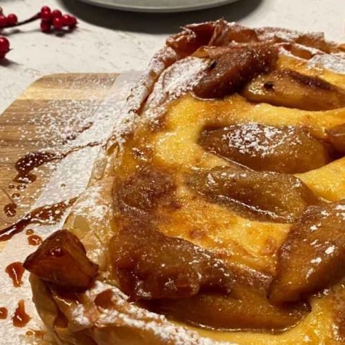 Τραγανή πίτα με μήλα και στρώση κρέμας