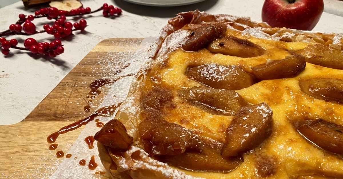 Τραγανή πίτα με μήλα και στρώση κρέμας