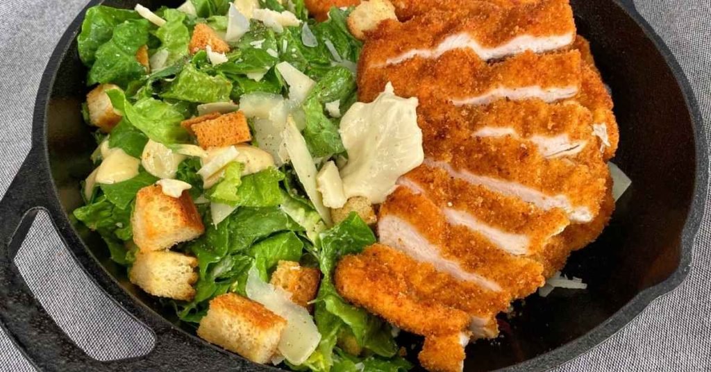 Τραγανό κοτόπουλο σερβιρισμένο με σαλάτα