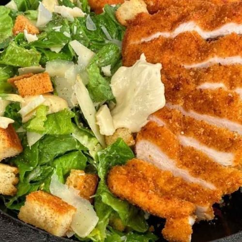 Τραγανό κοτόπουλο σερβιρισμένο με σαλάτα