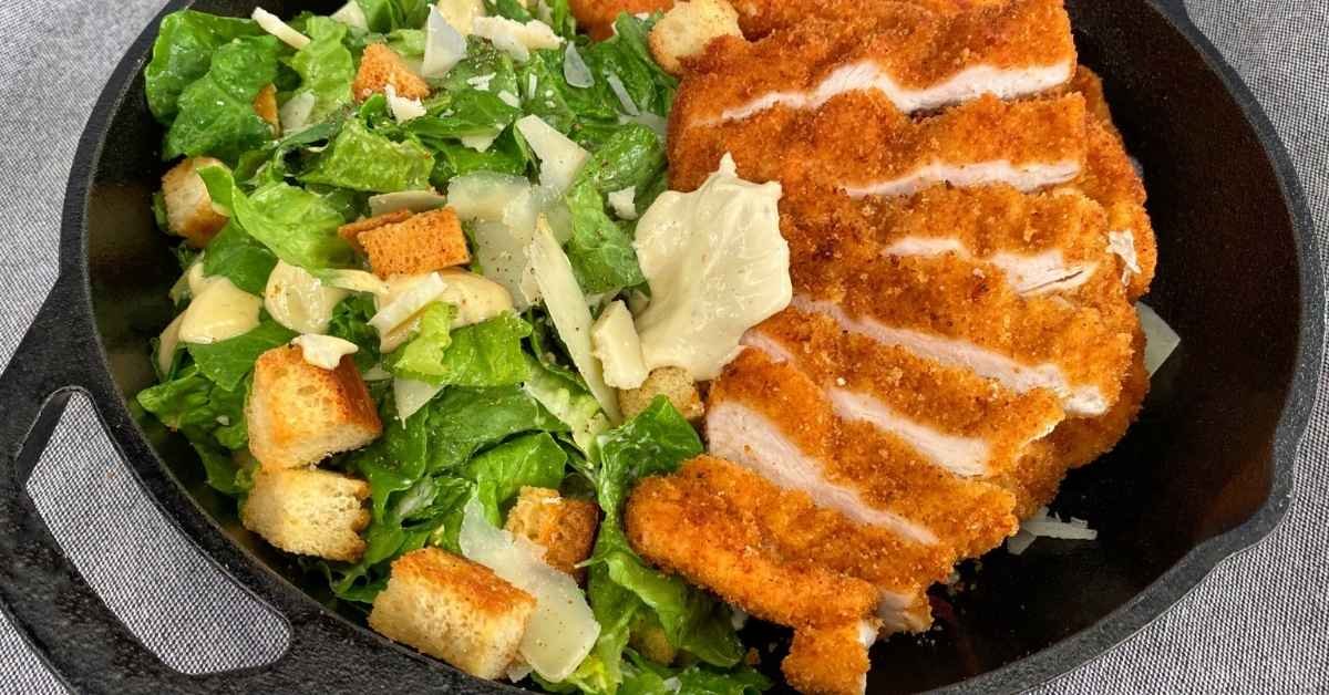 Τραγανό κοτόπουλο σερβιρισμένο με σαλάτα