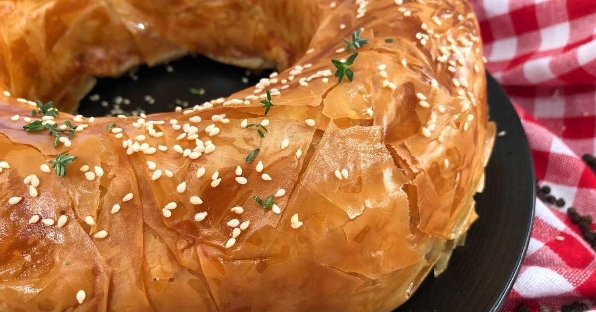 Τυρόπιτα με απάκι σε φόρμα κέικ