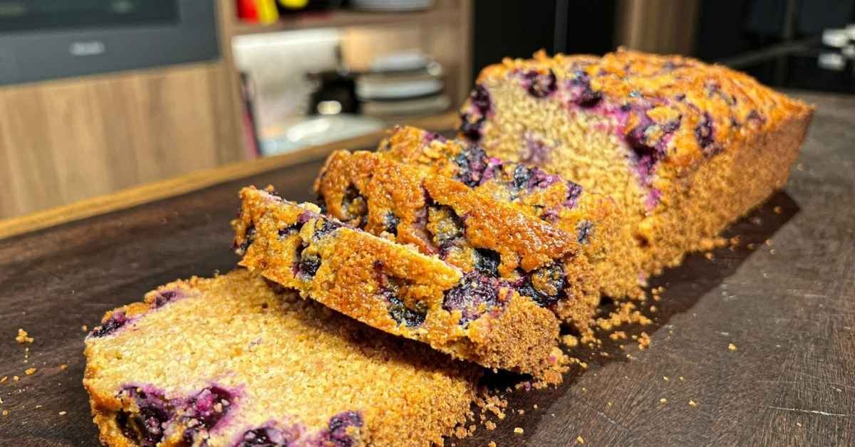 Υγιεινό κέικ βρώμης με μύρτιλα και λεμόνι