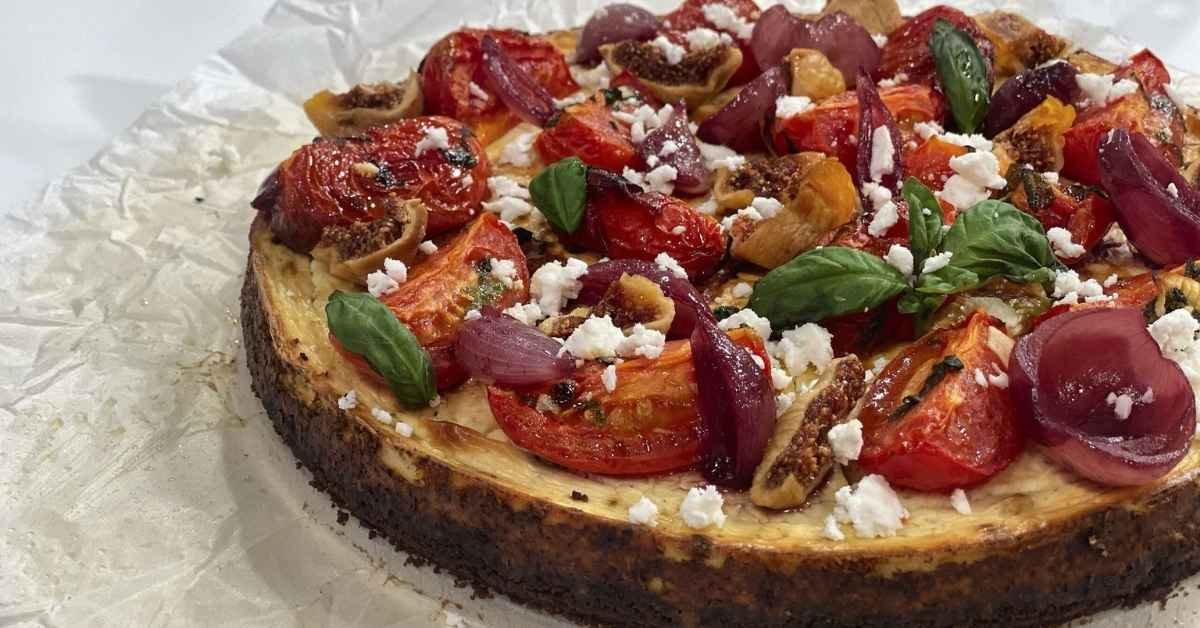 Φέτα τσιζκέικ αλμυρό με ντομάτα και κρεμμύδι