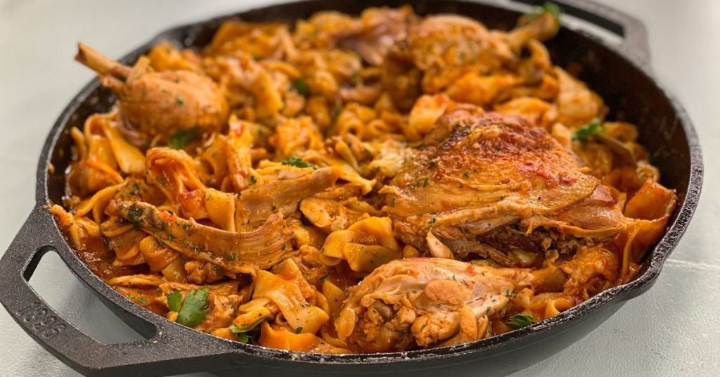 Χορταστική μερίδα κοτόπουλο με χυλοπίτες
