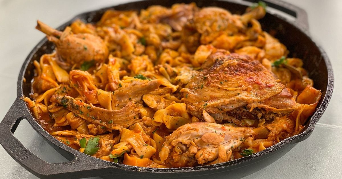 Χορταστική μερίδα κοτόπουλο με χυλοπίτες