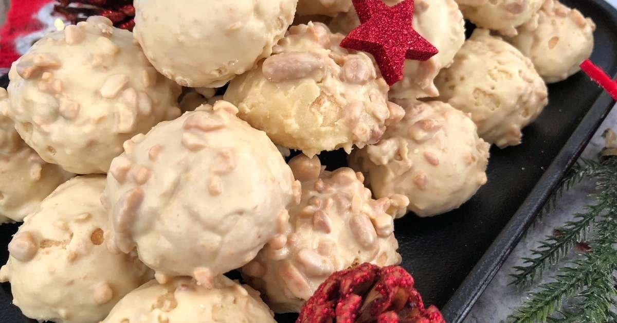 Πολλοί κουραμπιέδες με λευκή σοκολάτα και αμύγδαλα