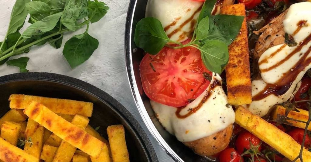 κοτόπουλου Caprese με στικς πολέντας