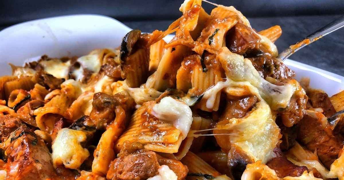 ριγκατόνι με κομμάτια λουκάνικου και φέτες μελιτζάνας