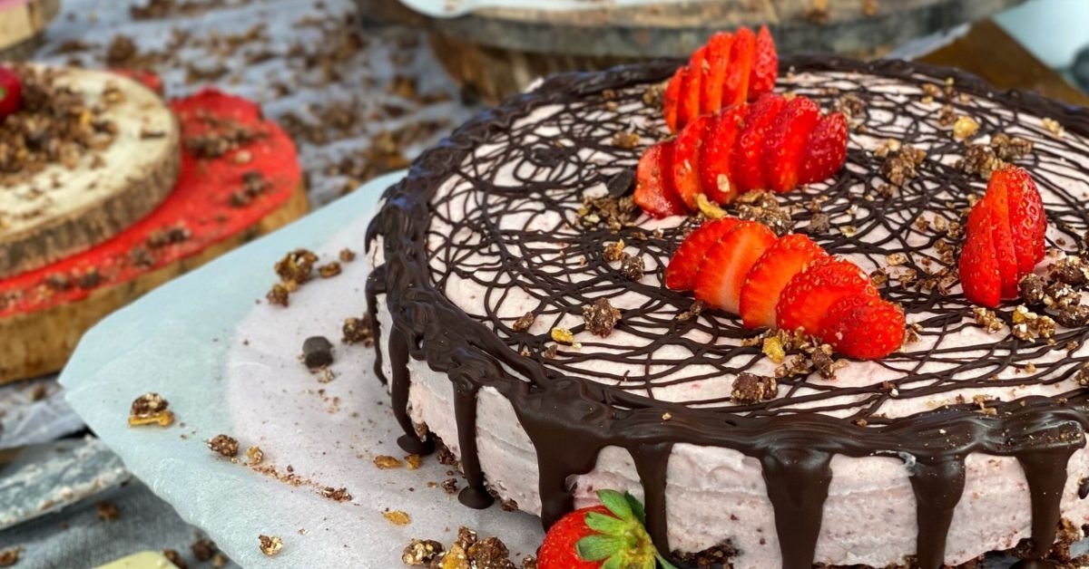 τούρτας φράουλας με φρέσκες φράουλες