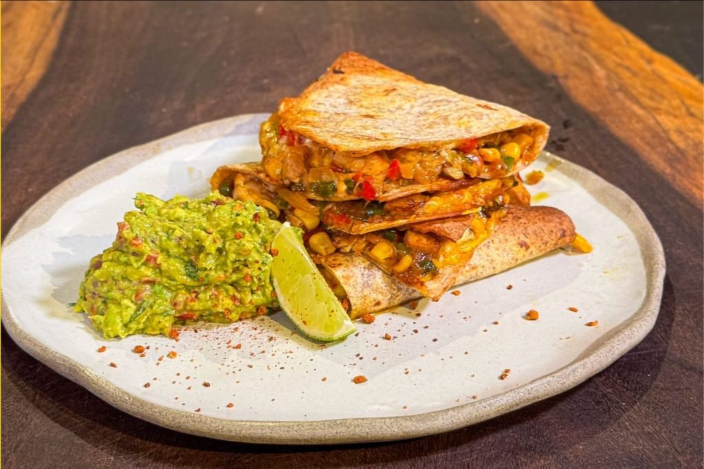 Quesadillas με ζουμερό κοτόπουλο, δροσερό γουακαμόλε και λιωμένο τυρί σε τραγανές τορτίγιες