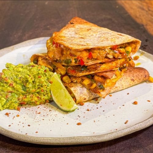 Quesadillas με ζουμερό κοτόπουλο, δροσερό γουακαμόλε και λιωμένο τυρί σε τραγανές τορτίγιες