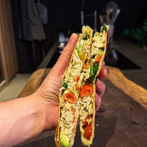 High-protein wrap με κοτόπουλο και πέστο, γεμάτο σπανάκι, αβοκάντο και πιπεριά Φλωρίνης, τυλιγμένο και έτοιμο