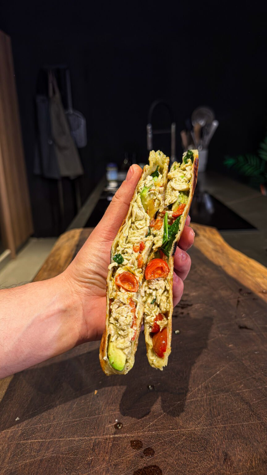 High-protein wrap με κοτόπουλο και πέστο, γεμάτο σπανάκι, αβοκάντο και πιπεριά Φλωρίνης, τυλιγμένο και έτοιμο