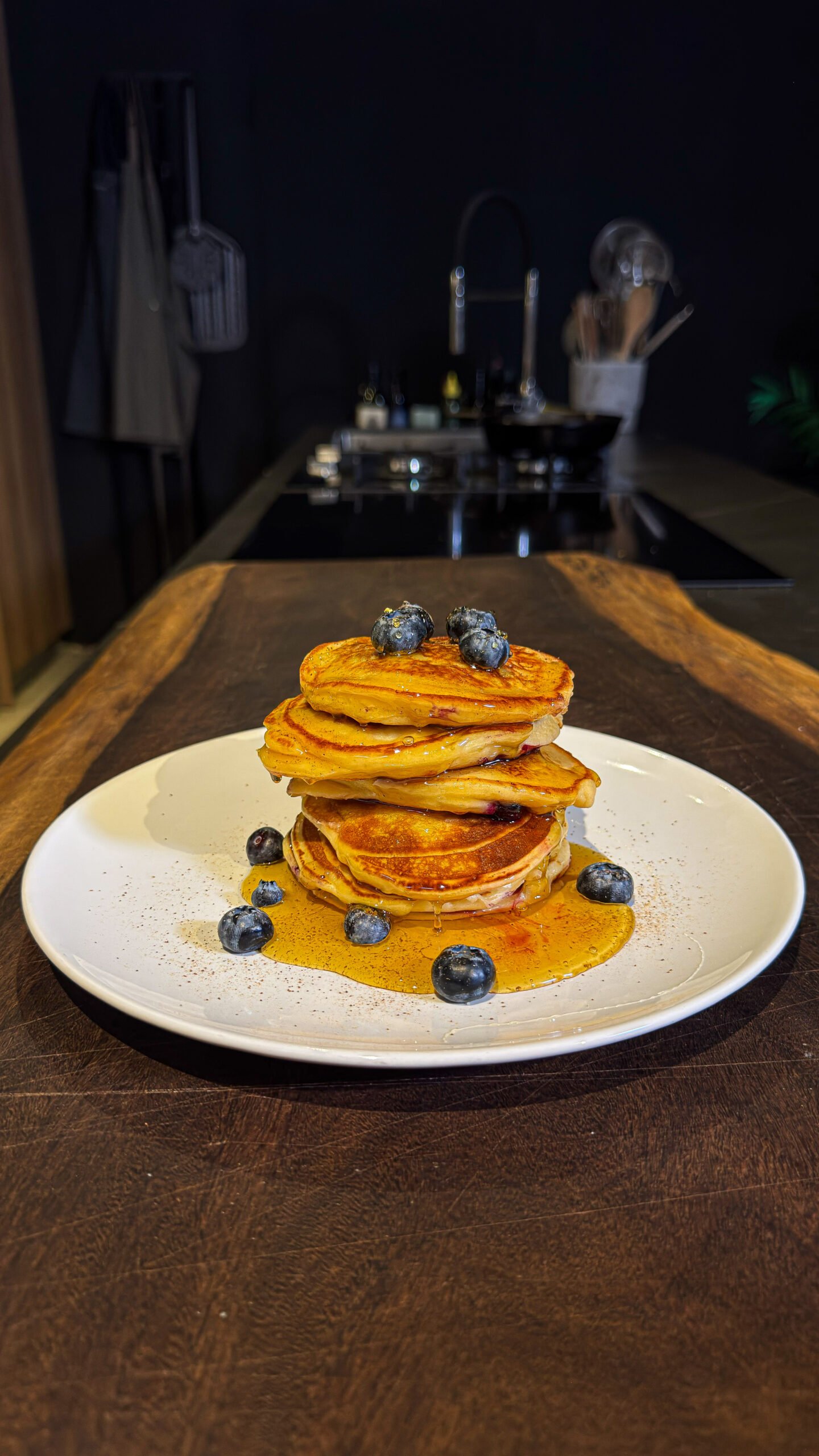 Αφράτα cottage cheese pancakes με blueberries σε πιάτο, περιχυμένα με θυμαρίσιο μέλι