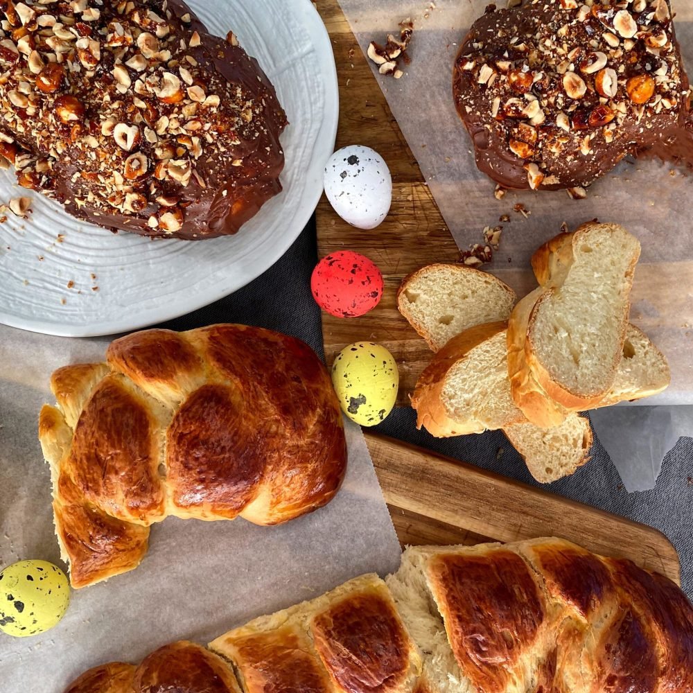 Αφράτο τσουρέκι με ίνες πάνω σε ξύλινο τραπέζι