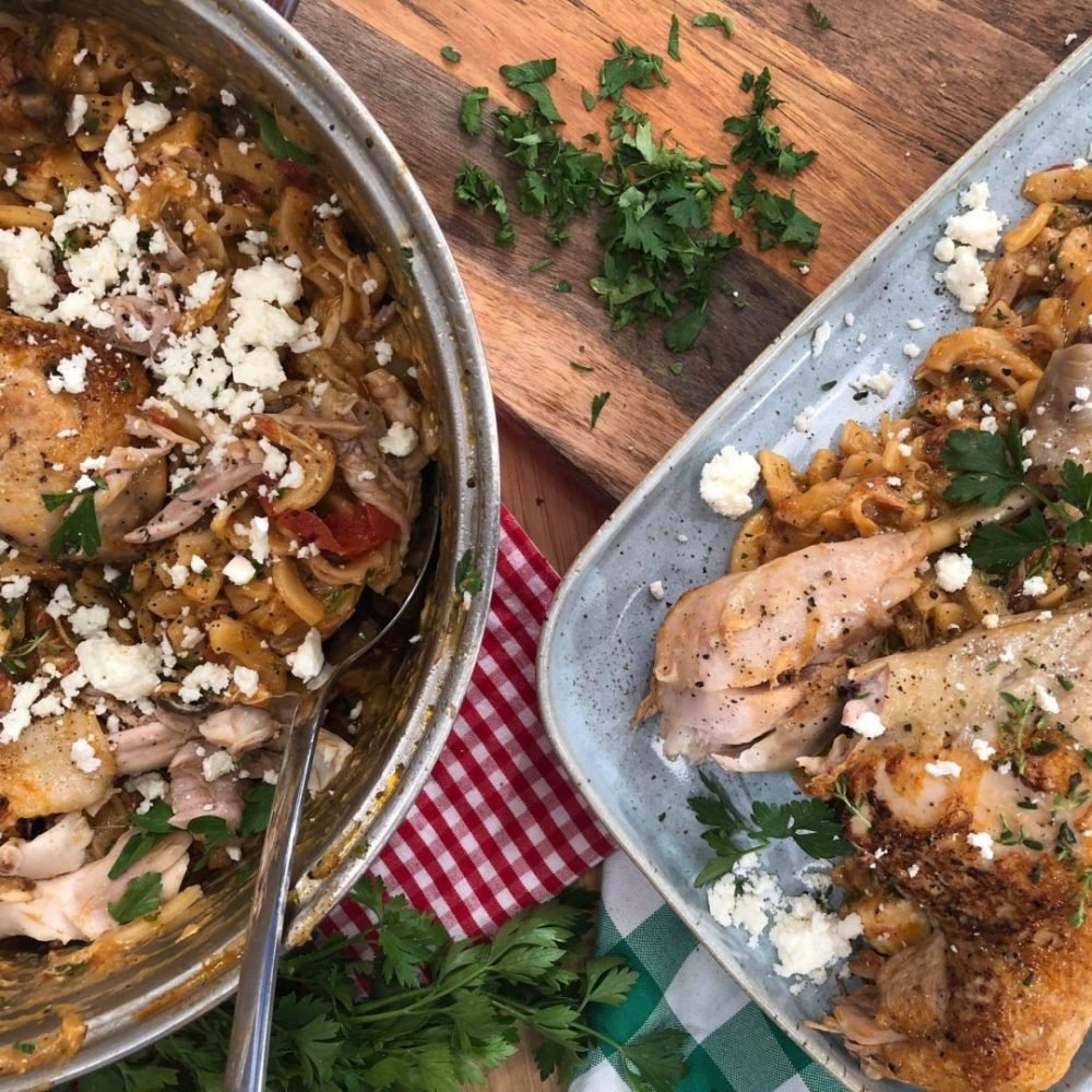 Κοτόπουλο με χυλοπίτες σε ένα σκεύος