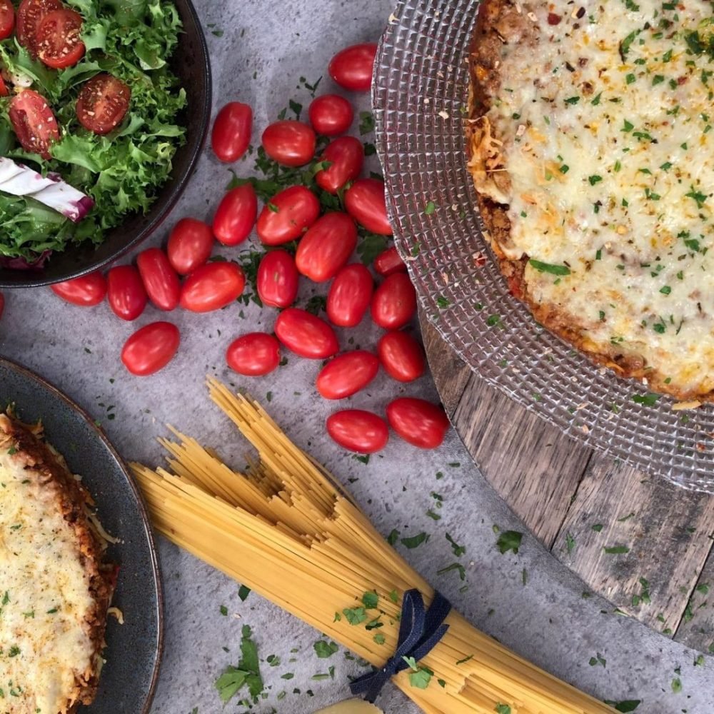 Μακαρονόπιτα με κιμά και σάλτσα τομάτας