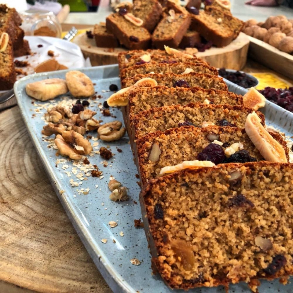 Θρεπτικό κέικ βρώμης με αποξηραμένα φρούτα