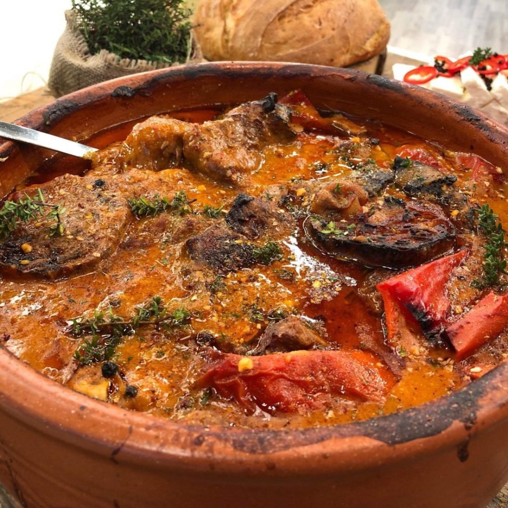 Μοσχαράκι στο πήλινο με πιπεριές Φλωρίνης