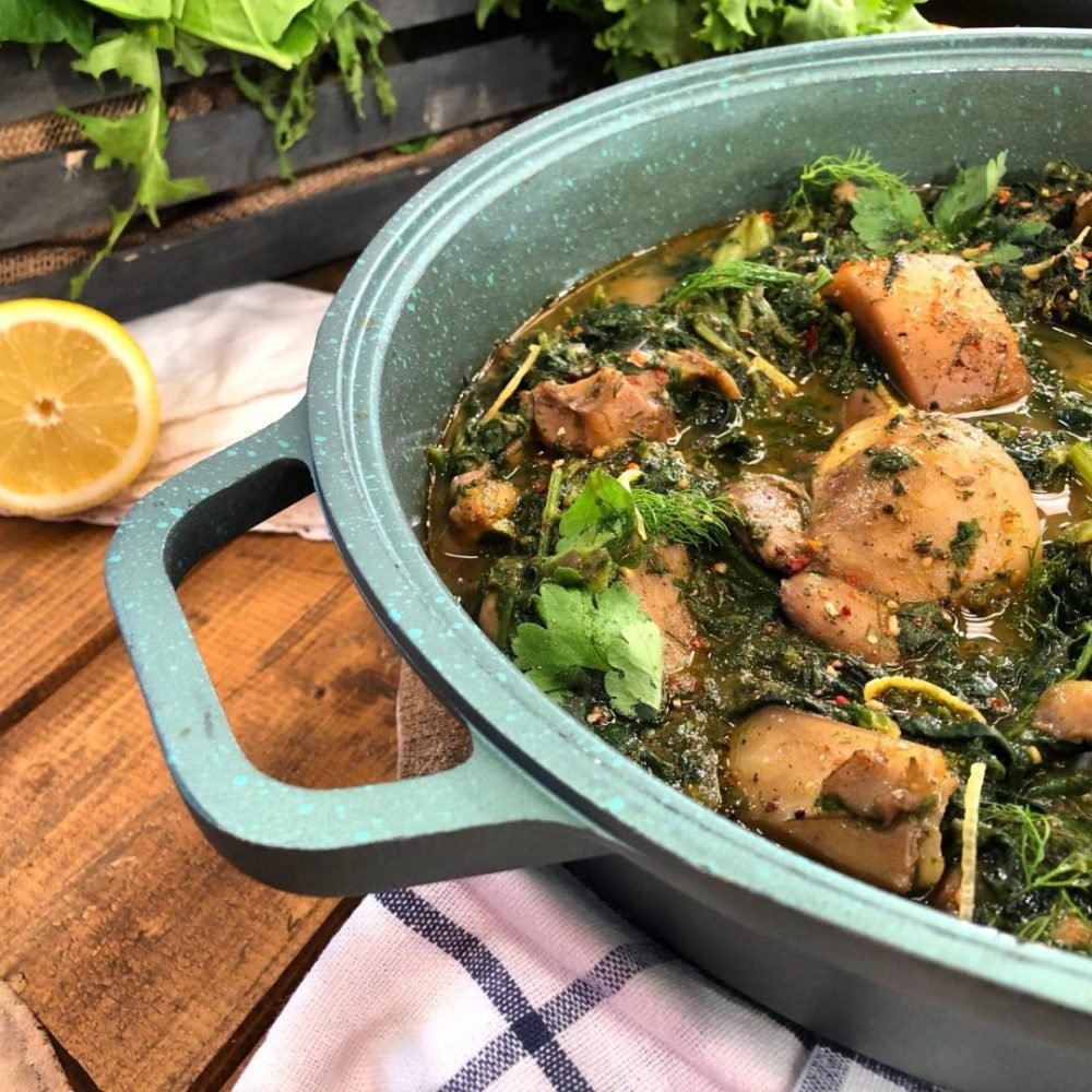 Σουπιές γιαχνί με αρωματικά χόρτα